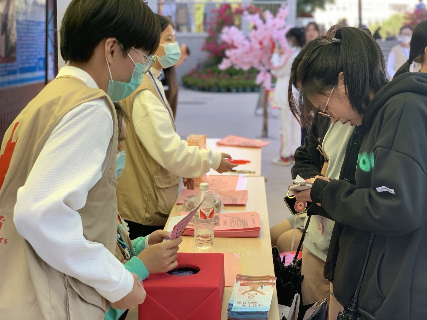 同学们在摊位前参与活动.jpg